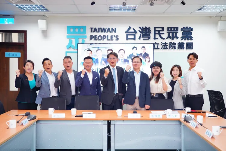 台北市議會戴錫欽議長拜會民眾黨團記者會 民眾黨台北市議員林珍羽(左起)、國民黨台北市議員李明賢、民眾黨台北市議員張志豪、戴錫欽、民眾黨總召黃國昌、副總召張啓楷、立委麥玉珍、台北市議員黃瀞瑩、陳宥丞。民眾黨提供