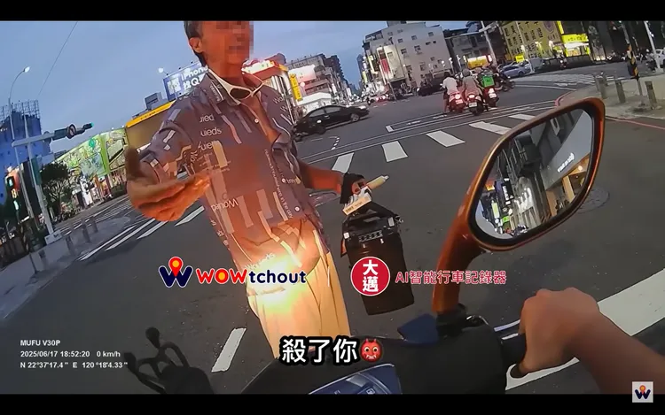 男子要與民眾碰拳，不照做竟說「不放你走喔！殺了你！」、「開玩笑啦」，讓騎士相當困擾。翻攝WoWtchout - 地圖型行車影像分享平台