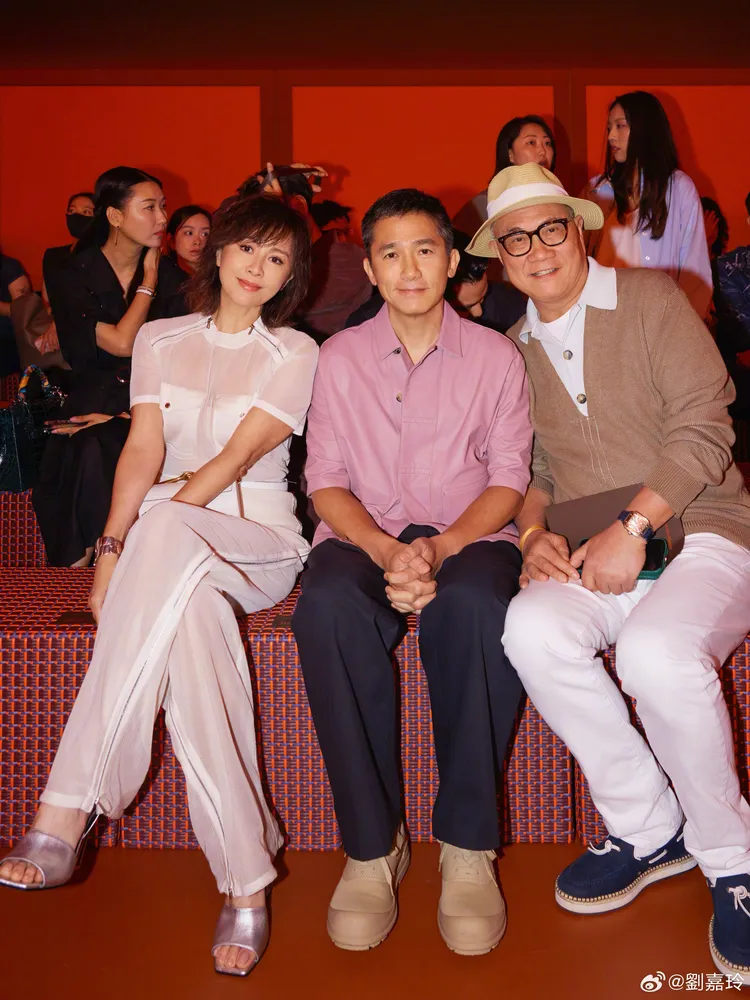 網友都在關注「社恐」梁朝偉「不安的小手」。品翻攝劉嘉玲微博