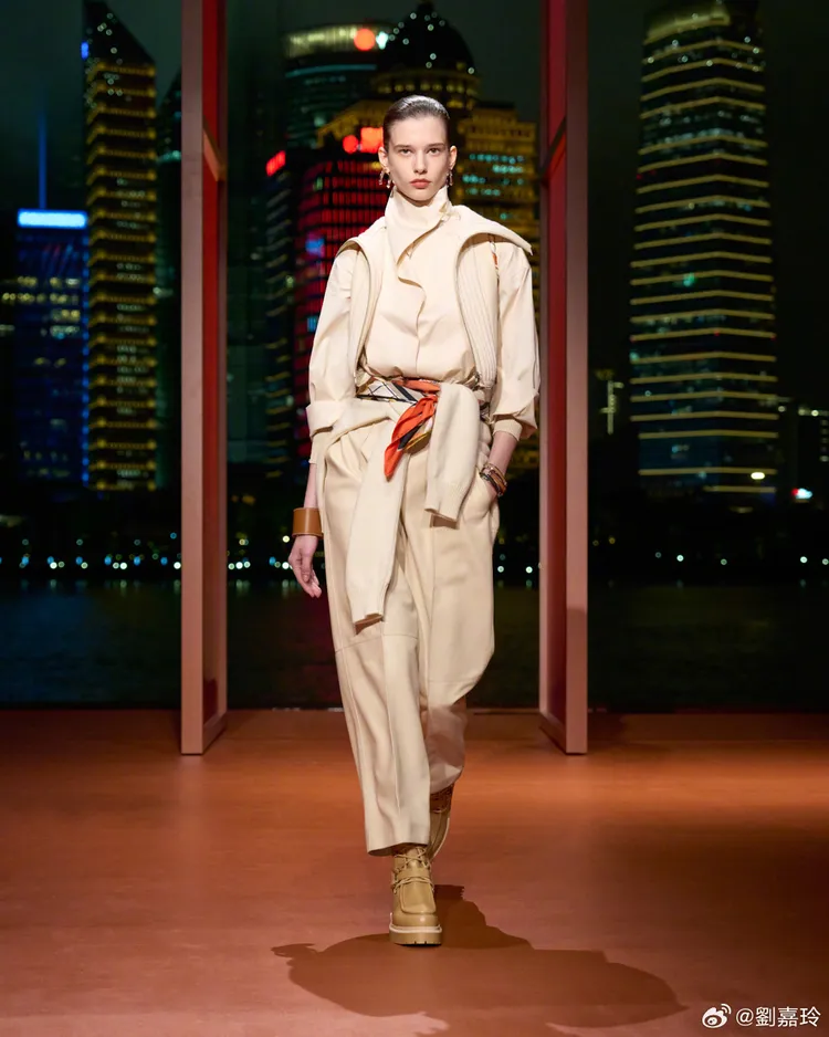 愛馬仕在上海舉辦2025秋冬系列第二篇章發表。翻攝劉嘉玲微博
