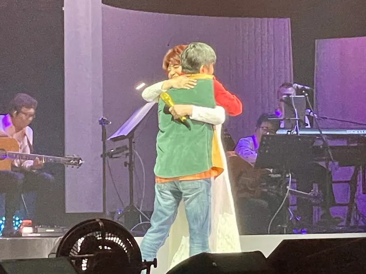 蔡琴（右）獻葉佳修愛的抱抱。王郁惠攝