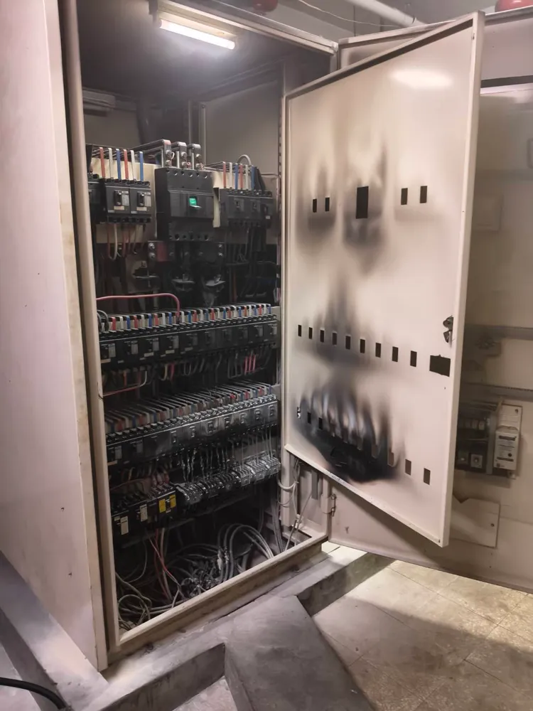 地下室B1機房無熔絲開關燒熔冒煙。民眾提供