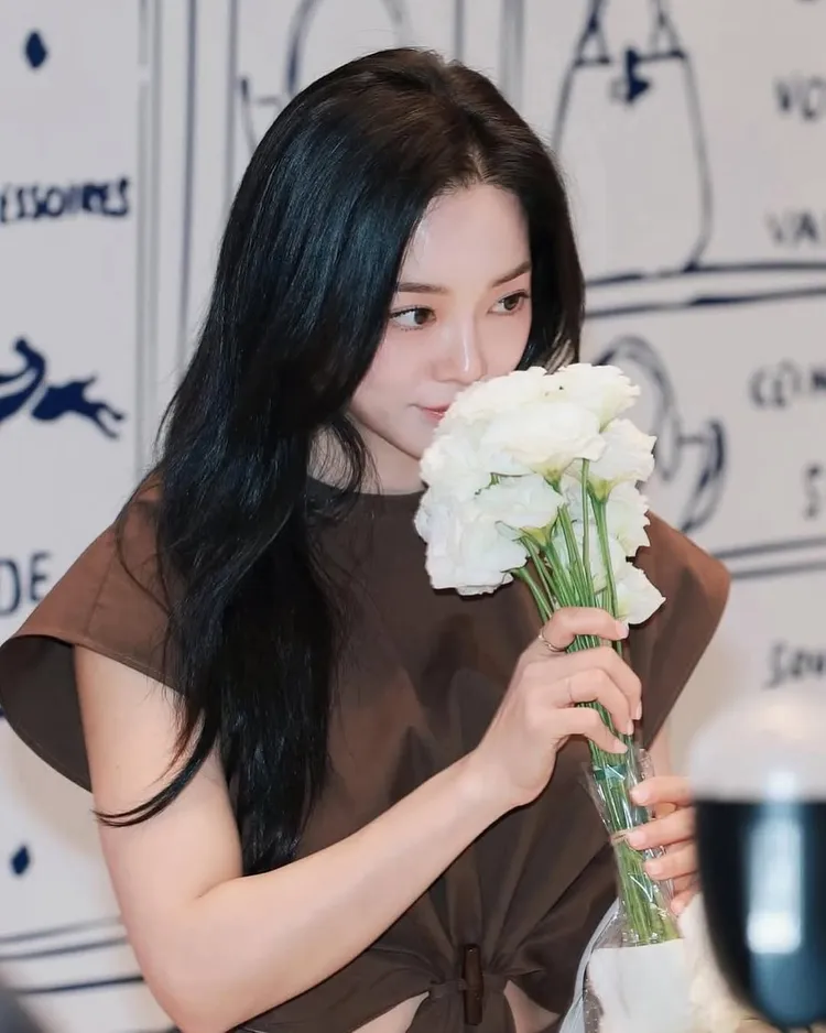 「靜巷花藝舖」在花藝師巧手包裝下，帶走一束來自法式巷弄的浪漫。翻攝金世正IG