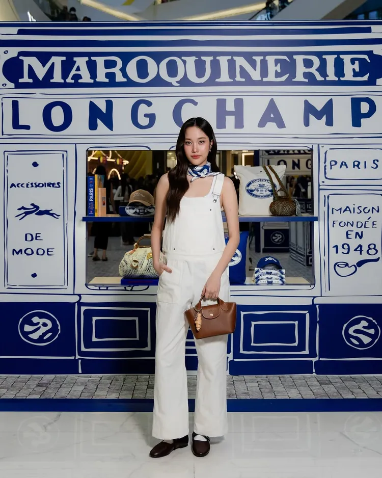 Freen Sarocha換上全白吊帶褲造型，並手拎Le Pliage包。翻攝Freen Saroch IG