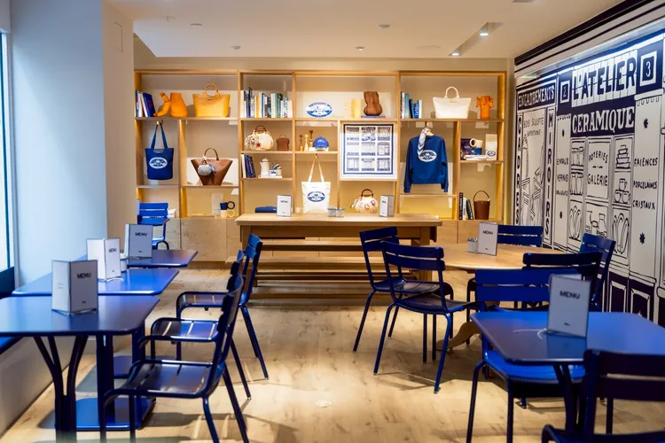 「職人咖啡館」提供精選咖啡、飲品與法式點心，讓人沉浸於巴黎街頭咖啡文化。品牌提供