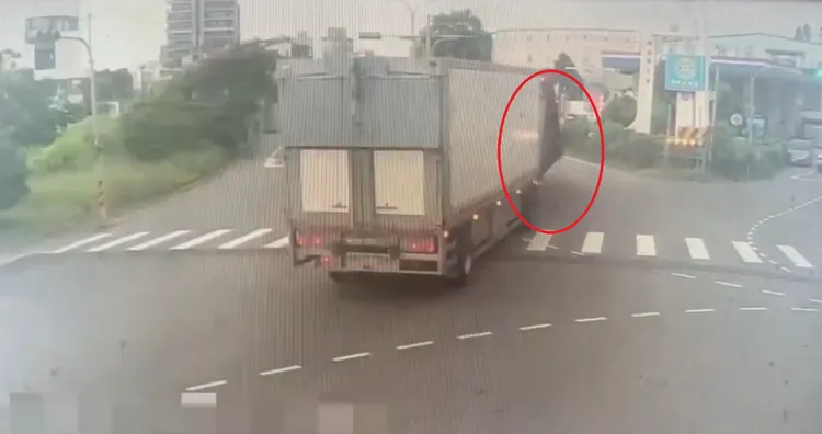 貨櫃車疑因未關緊車門，造成上千酒瓶被甩飛。翻攝照片