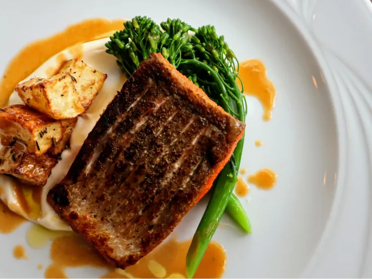 主廚推薦經典佳餚包含橄欖油香煎紅鯔魚、綜合番茄湯、雙重義大利餃、熱那亞風味鱈魚，以及經典甜點朗姆巴巴等。台北遠東香格里拉提供