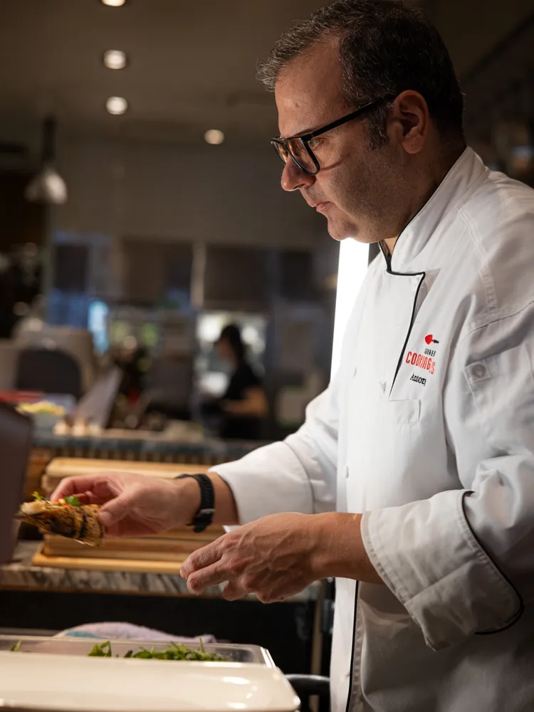 安東尼主廚重磅回歸台北！帶來橫跨四大洲累積的豐富廚藝經驗，更有全球少數人擁有的橄欖油品油師認證。台北遠東香格里拉提供