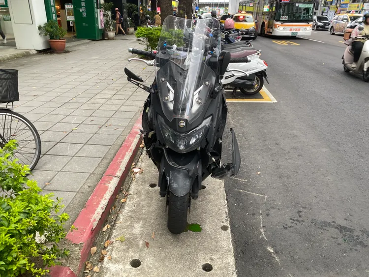 蔡男與妻小四人摔車後全身多處擦挫傷，由救護人員協助送往亞東醫院治療。翻攝畫面