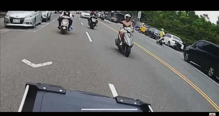 阿北騎車行經南港路一段，緊追1名「火辣內衣騎士」。翻攝《WoWtchout - 地圖型行車影像分享平台》的YouTube頻道