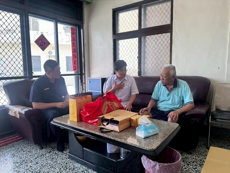 分局長徐俊生與洪重男家屬閒話家常。警方提供