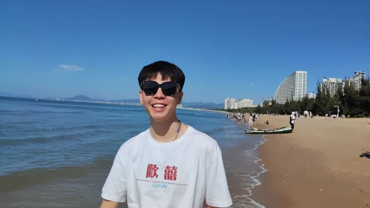 劉學洲特別穿上「歡囍」字樣的T恤，為自己拍下笑容滿面的「遺照」。翻攝微博/劉學洲事件