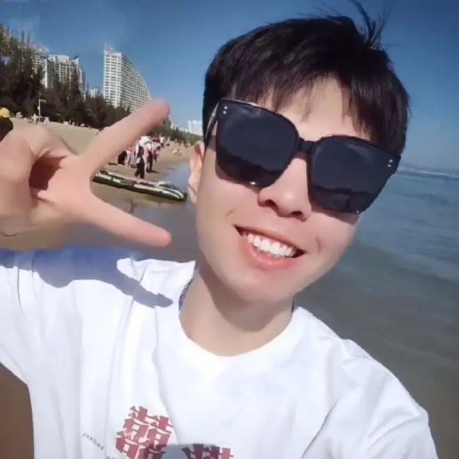 第一次見到大海的劉學洲，興奮自拍。翻攝微博/劉學洲事件