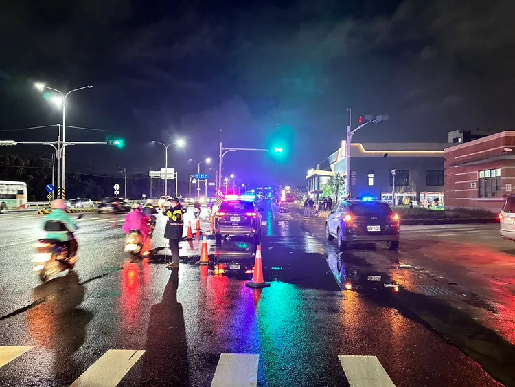 機車與腳踏車擦撞，倒地滑行撞安全島，騎士傷重不治。翻攝畫面