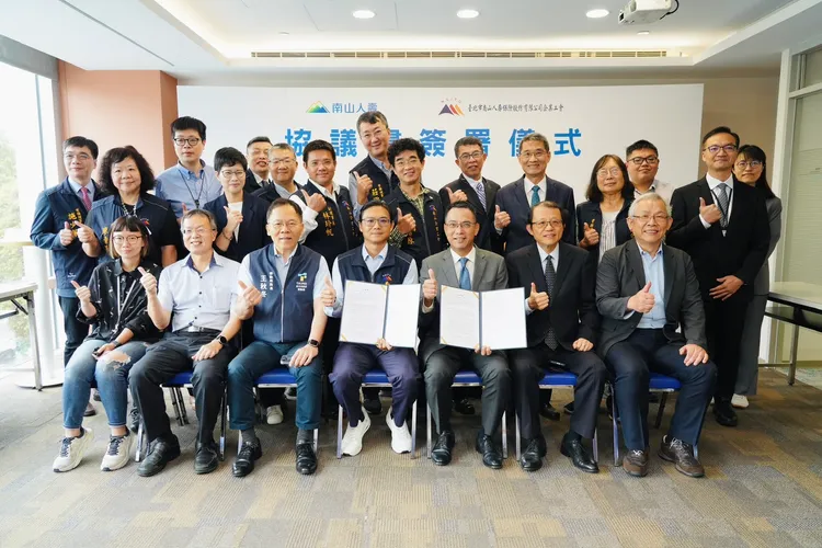 南山人壽的勞資爭議多年，但近年逐步改善，雙方今(5日)簽署協議書，並留下歷史性合照畫面。南山人壽提供