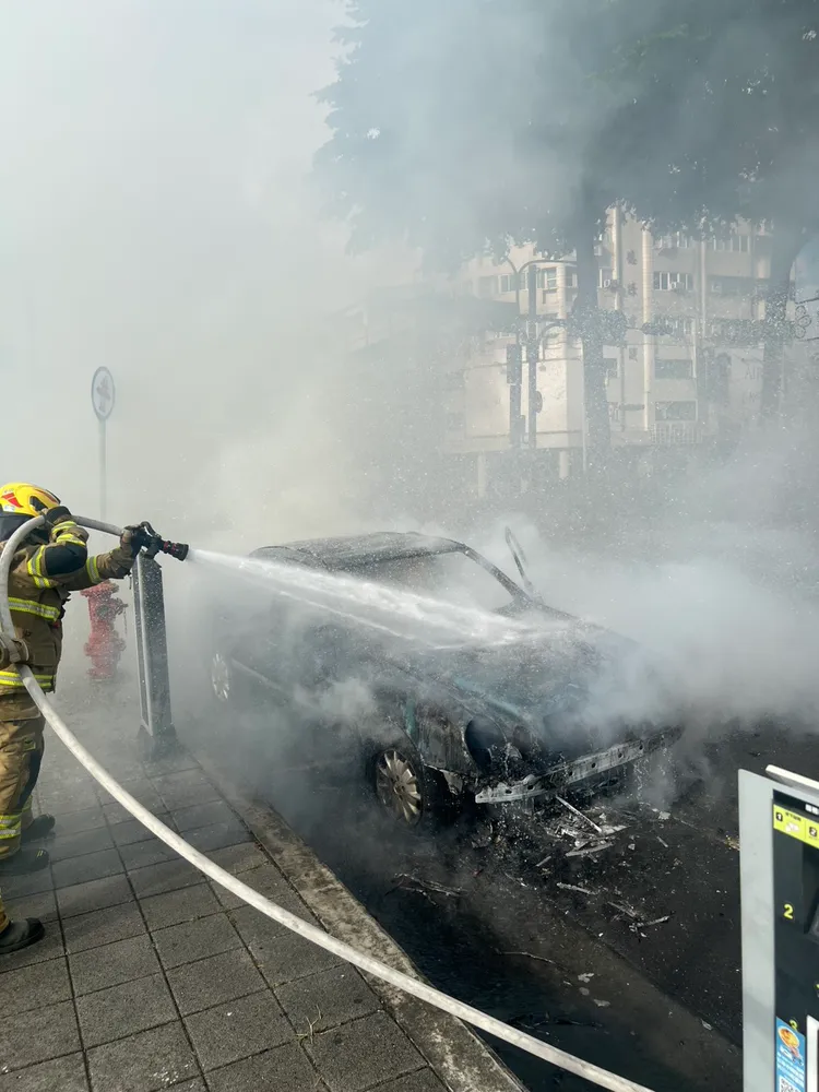 火燒車波及旁邊汽車與停車收費柱。翻攝畫面