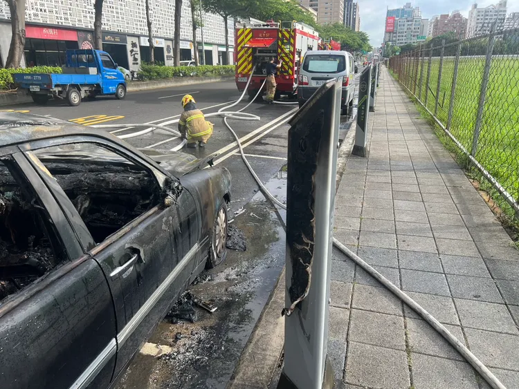 火燒車波及旁邊汽車與停車收費柱。翻攝畫面
