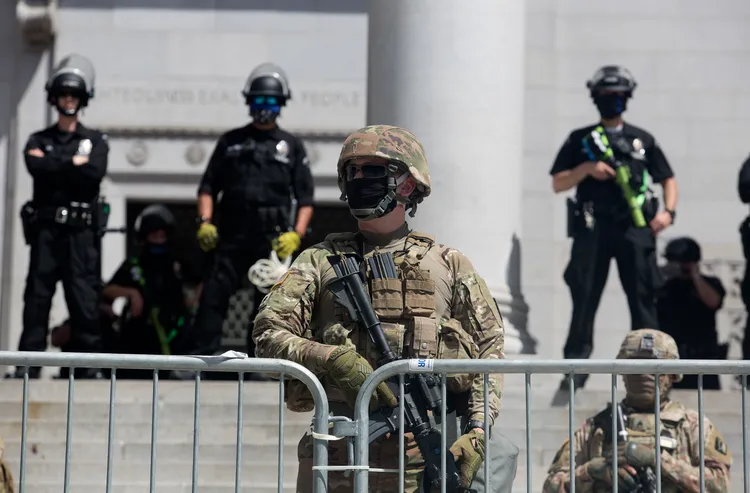 川普政府派出重兵防守加州聯邦機構。美聯社