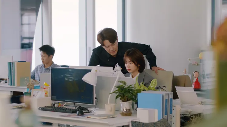 譚松韵成「社畜」，刻苦模樣引共鳴。中天娛樂台提供