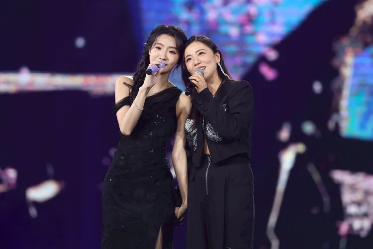 丁噹（右）與陳華搭檔演出。彭欣偉攝