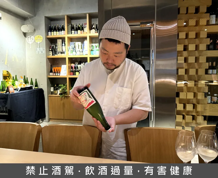 Craft Sake有加おり（澱、上槽沉澱物）進去做瓶內二次發酵，品飲前倒置是最佳喝法。黃若綾攝