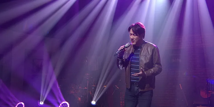 錢毅曾經在民歌餐廳擔任駐唱。年代提供