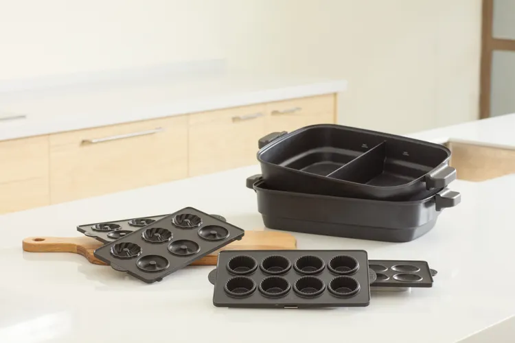 HOLA精選多款民生好物，推出官網限定「抗漲專區」，如Vitantonio 烤盤配件（包含鴛鴦深鍋、塔皮、鬆餅、帕里尼烤盤等），均一價只要168元。業者提供