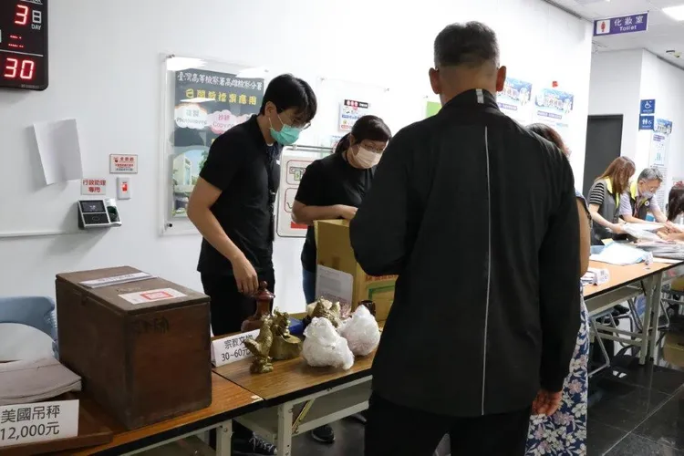 動產拍賣現場。翻攝畫面