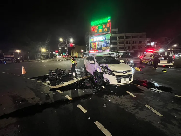 自小客與機車碰撞，騎士傷重不治。翻攝畫面