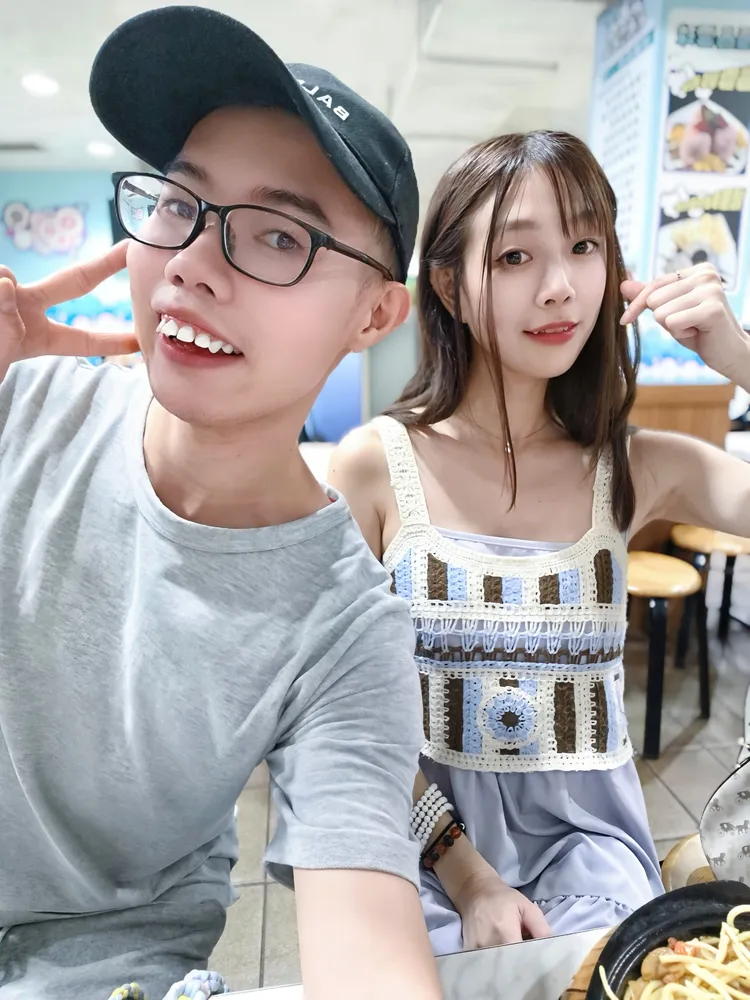 鄧佳華與女友簡簡約會開心比YA。翻攝鄧佳華臉書