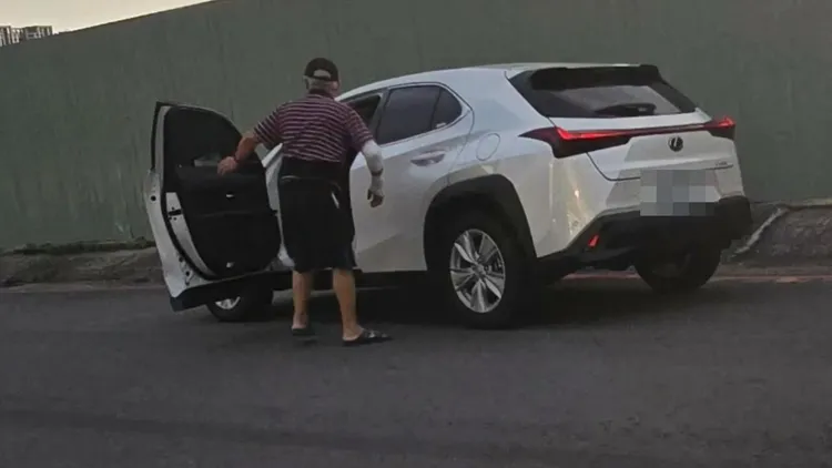 王姓老翁第一時間未停車，撞開機車及騎士後才停在路邊。民眾提供