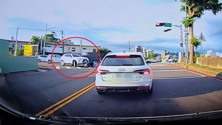 王姓老翁撞開機車及騎士，導致對方在馬路上拖行。民眾提供