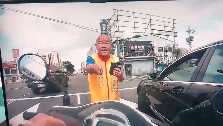藝人黑支又出事!賓士車牌不符遭攔查 嗆警「沒搜索票侵犯人權」|壹蘋新聞網