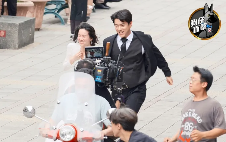 李程彬（右）和程予希日前在迪化街拍戲。特勤中心攝