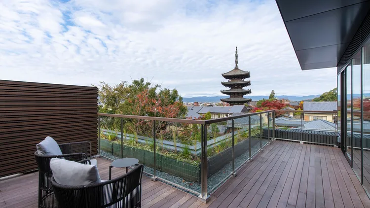 入住改建自1933年小學的精品酒店「青龍京都清水酒店」， 每一刻都是京都文化的深刻映現。樂天旅遊提供