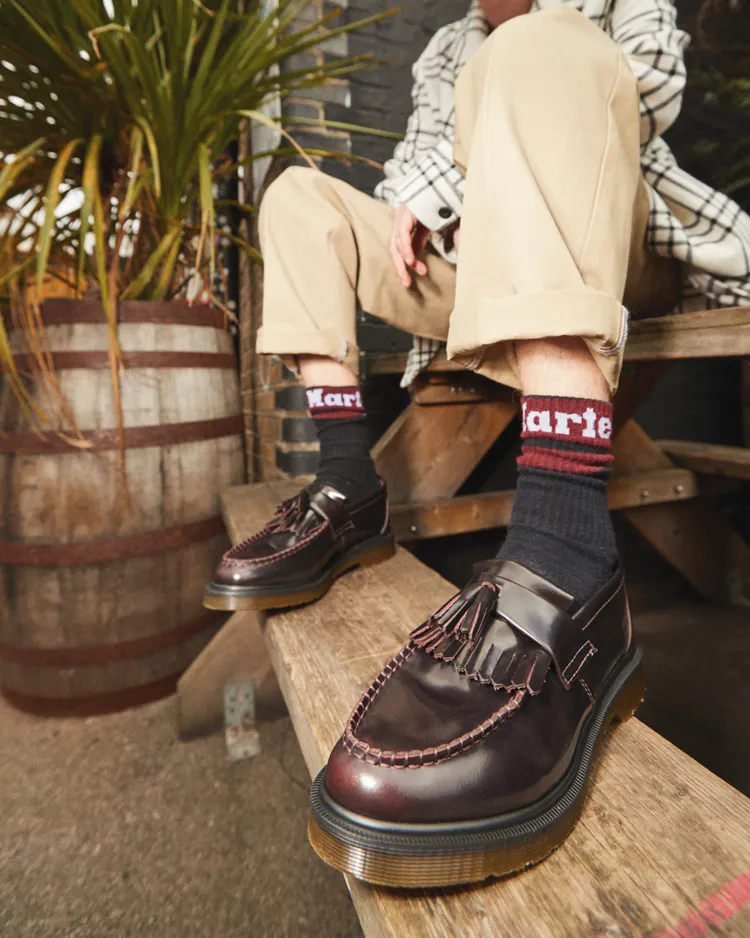 Adrian樂福鞋改以Arcadia rub-off變色皮革帶來更有個人特色的外觀。品牌提供