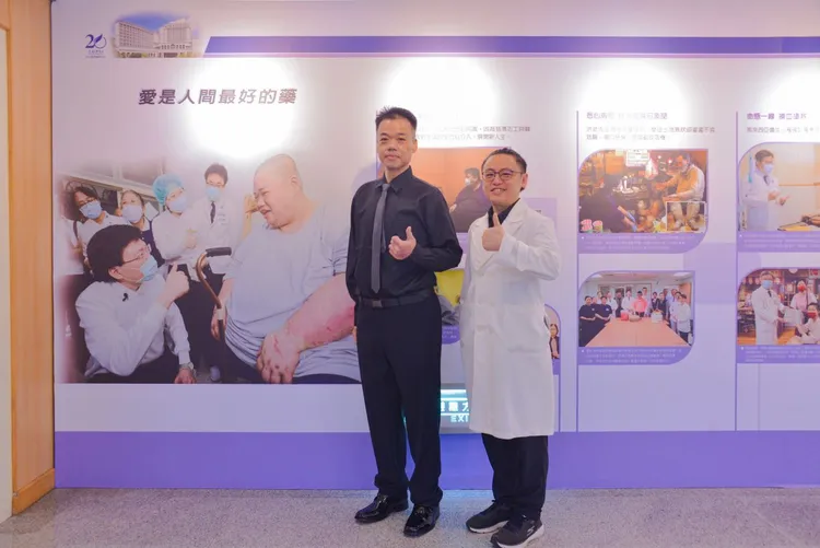 2025年6月吳先生已瘦至80公斤，且體重持續下降中，與張健輝醫師合影。台北慈濟醫院提供