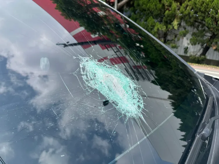 擋風玻璃砸損。蘆竹警分局提供