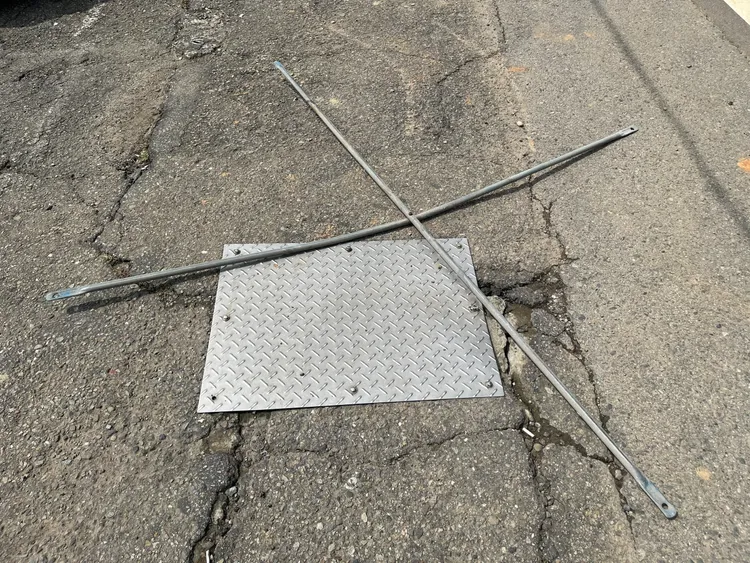 掉落的鐵條。蘆竹警分局提供