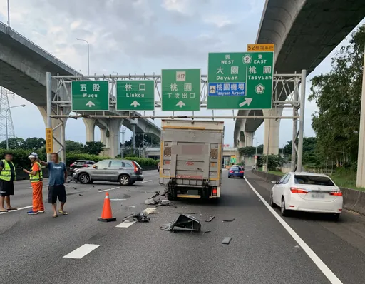 小客車駕駛國道恍神碰撞大貨車 安全帶保命無人傷亡