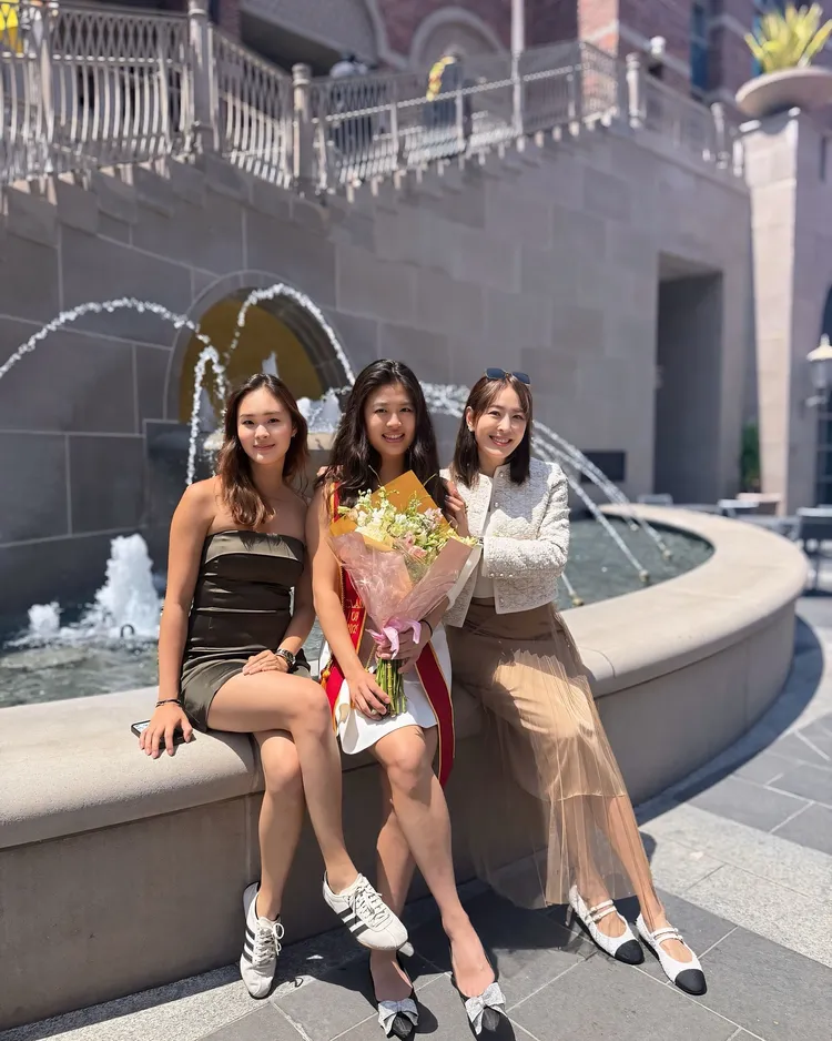 賈永婕（右）的大女兒安安（中）和二女兒小羽志向差很多。翻攝賈永婕臉書