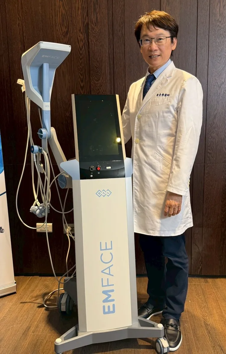 《台中/二林四季皮膚科診所》黃勇學總院長與EMFACE菲斯波合影