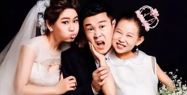 小沈陽（中）和老婆沈春陽（左）的好歌喉遺傳給女兒沈佳潤。翻攝微博