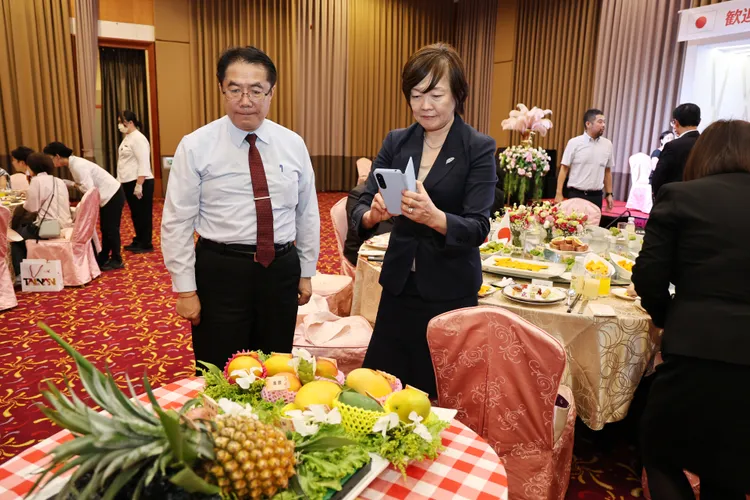 黃偉哲請人準備9種芒果，安倍昭惠大感興趣，頻頻詢問還用手機記錄。南市府提供