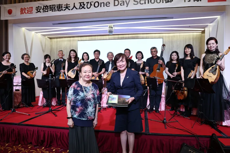 成大曼陀林樂團演出安倍晉三生前喜愛的曲目「花は咲く（花正在開）」，讓安倍昭惠相當感動。南市府提供