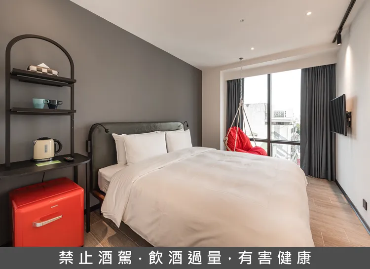 住瀚寓夏天「清涼一夏」，入住悠悠雙人房，再額外加贈兩瓶在地精釀「桃醉啤酒」，體驗最爽的住＋玩＋喝三合一行程。瀚寓夏天提供