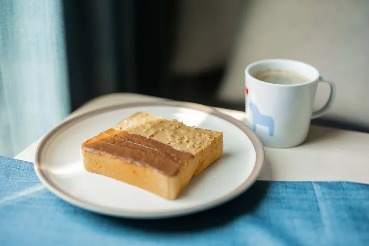 瀚寓夏天一樓白天化身BaBaJon Toast吧檯，免費供應咖啡外，還有多款厚片吐司搭配豐富配料，輕鬆享用早餐與早午餐。瀚寓夏天提供