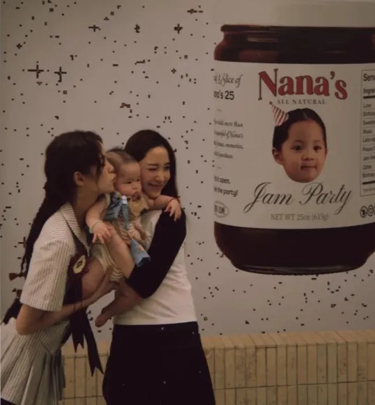 歐陽妮妮帶著兒子為妹妹慶生。翻攝歐陽娜娜小紅書