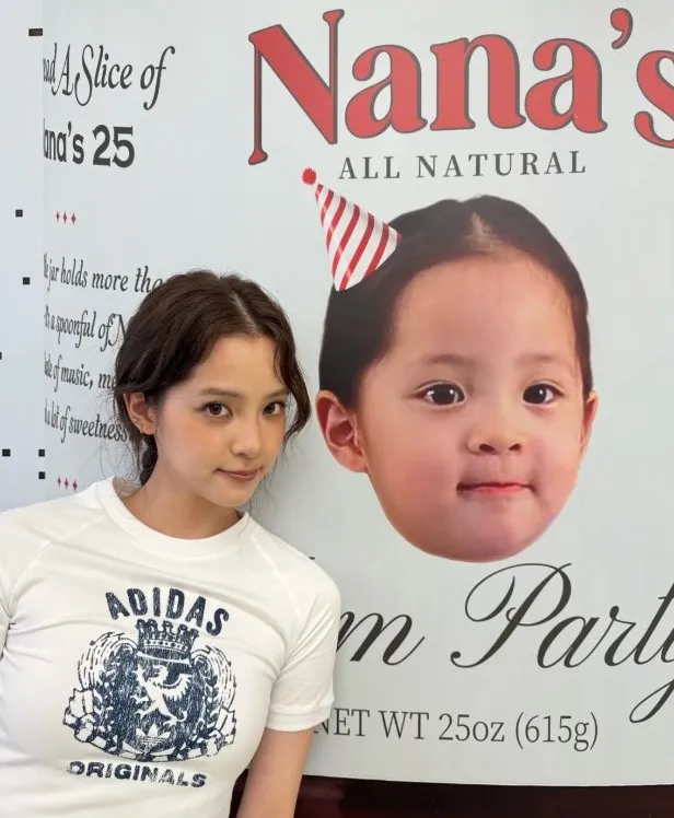 歐陽娜娜與小時候照片做成的果醬圖合照。翻攝歐陽娜娜小紅書