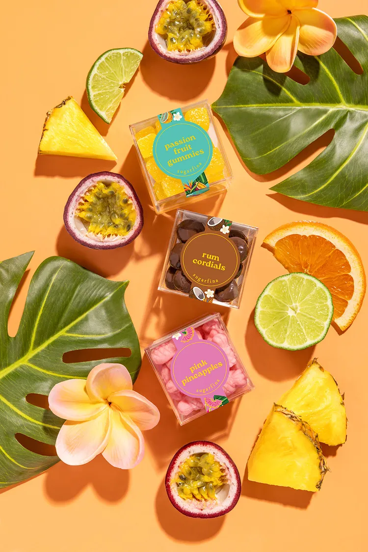 sugarfina X KASAMA蘭姆酒聯名【夏日饗宴】系列，軟糖禮盒（3入組）NT$ 1,790元／盒（內含：紅心番石榴風味軟糖、夏日風味小熊軟糖、熱帶酸甜風味軟糖）品牌提供